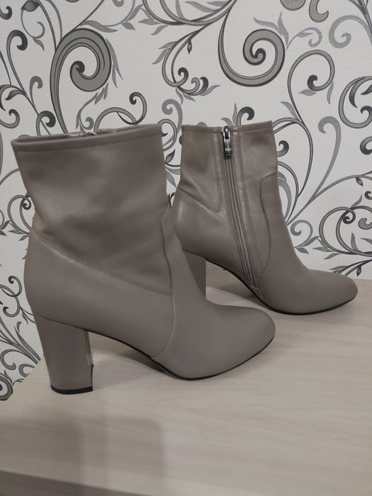 Продам жіночі ботінки