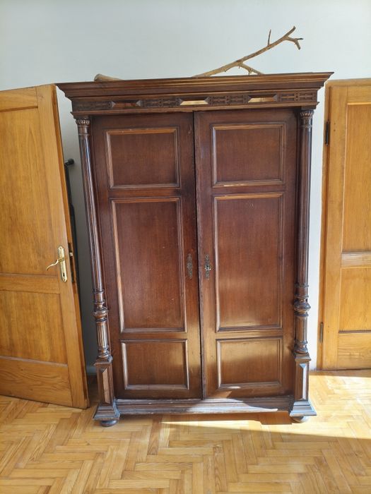 Antyczna rzeźbiona szafa