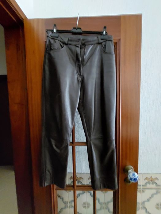 Calças em pele genuína de cor preta da Casa das Peles