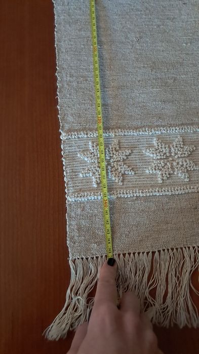 Pano em linho bordado. Caminho de mesa.