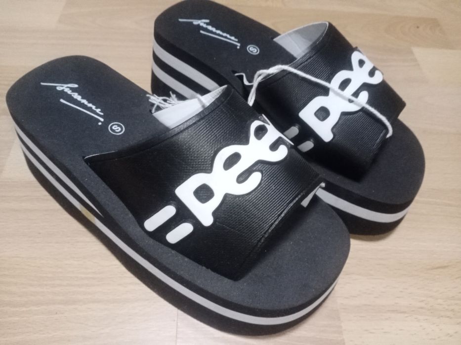 Шлепки на танкетке