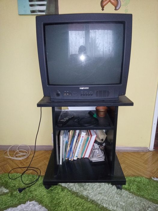 Telewizor Daewoo 21 cali +stolik mobilny  db.