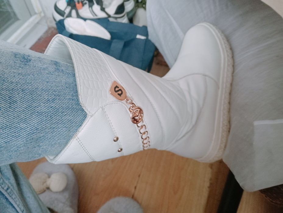 Сапожки белые зимние на меху кожаные очень удобные.