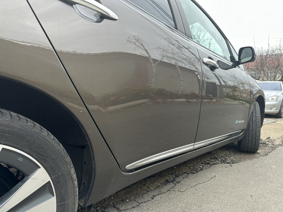 Продам Nissan Leaf