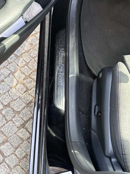 Mercedes-Benz Classe C, cor preta, com motor 220d (2.1 diesel, 2143cc, 170cv)