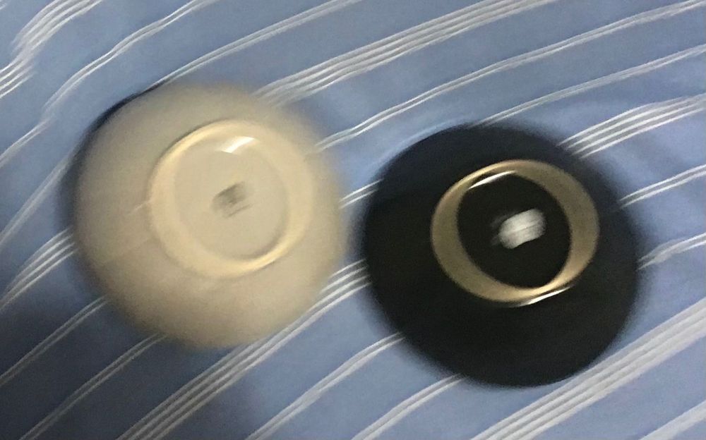 Tigelas largas bege e preta