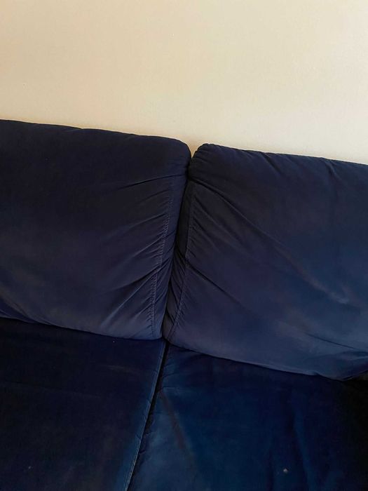 Sofá confortável apenas com arranhões nas laterais. 50€.