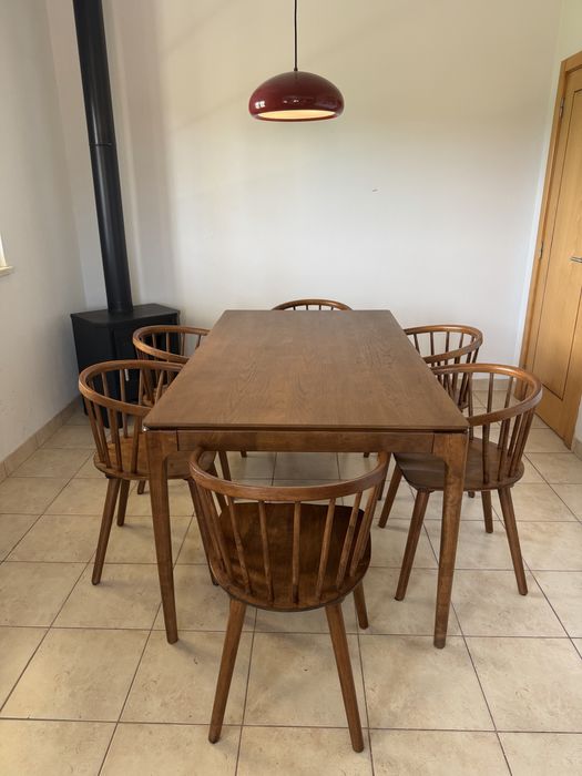 Conjunto mesa e seis cadeiras