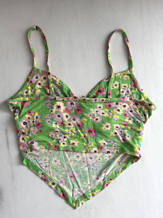 Bershka dwa nowe topy kwiatowy print kryształki