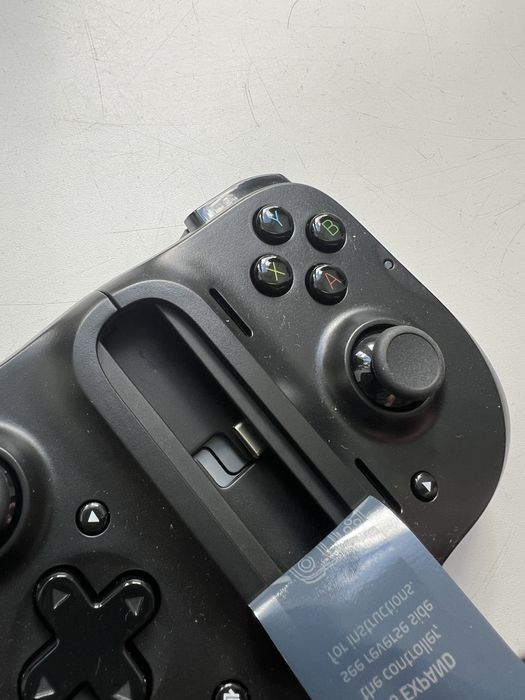 Джойстики Razer Kishi - универсальный игровой контроллер для iPhone и