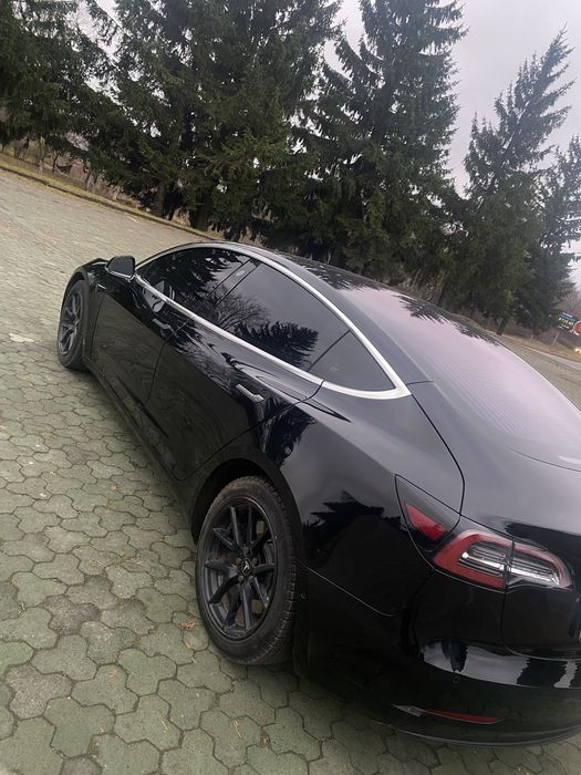 Продаж Tesla model 3
