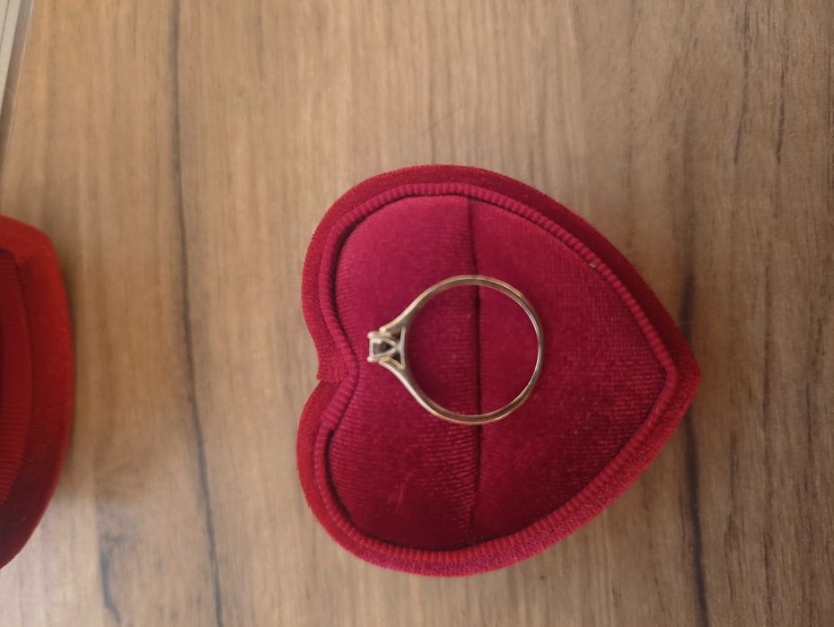 Pierścionek zaręczynowy