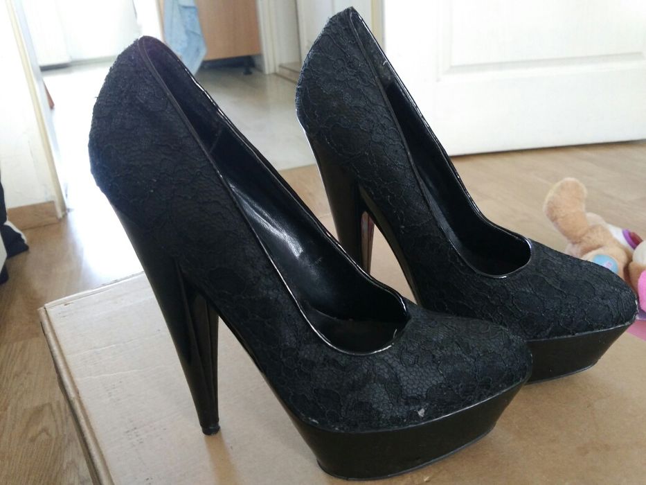 Czarne szpilki w koronkę.