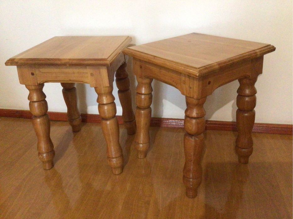 Деревʼяні табуретки