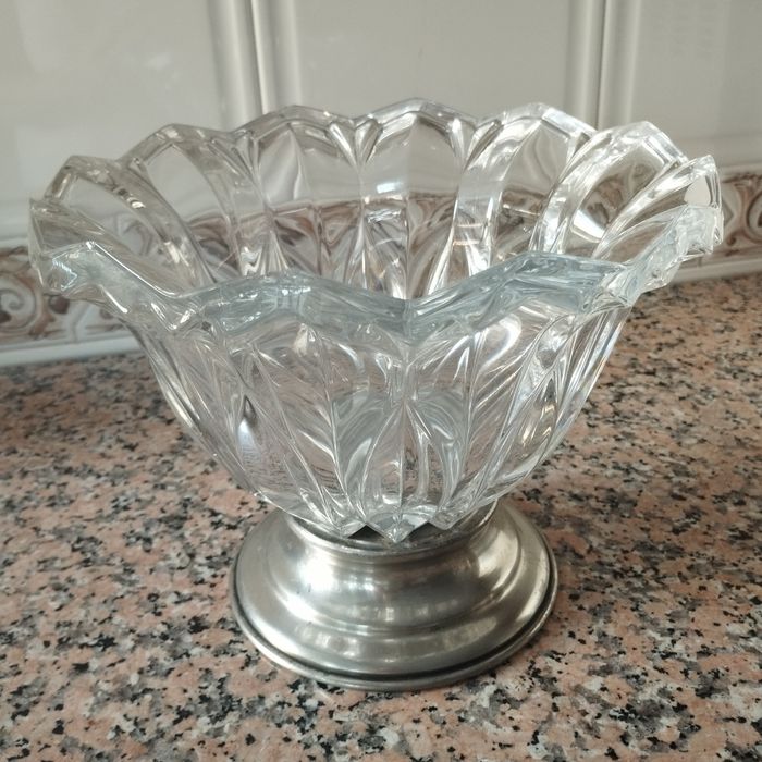 Saladeira cristal e base em estanho