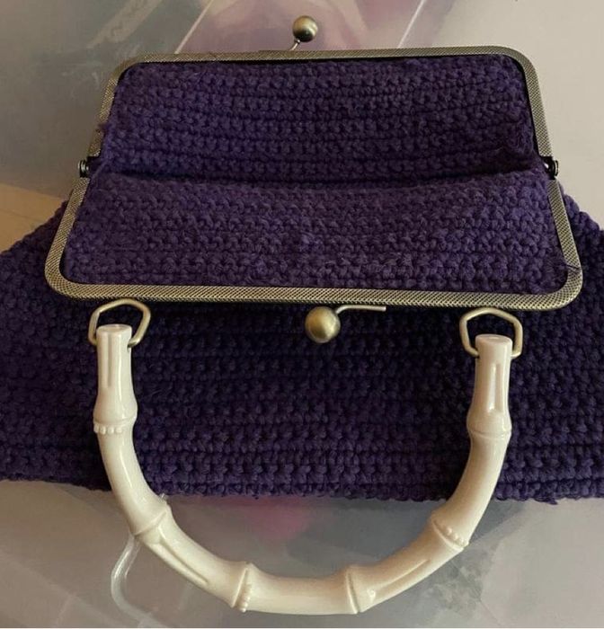 Mala artesanal brasileira em roxo