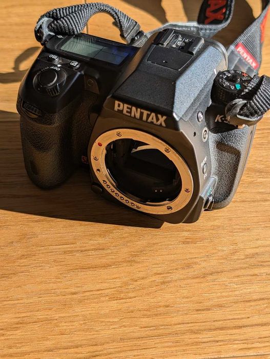 Zestaw PENTAX K-5 + 3 jasne obiektywy + Lampa