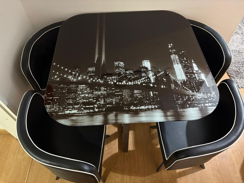 Mesa com 4 cadeiras