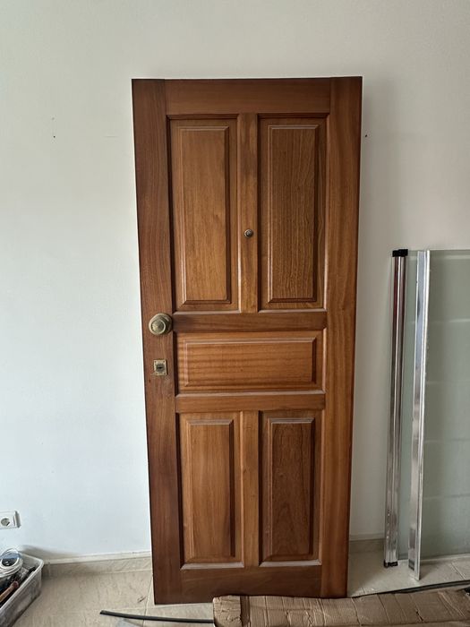 Porta madeira com interior branco em excelente estado