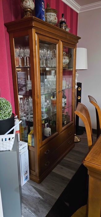 Sala de jantar em cerejeira praticamente nova.