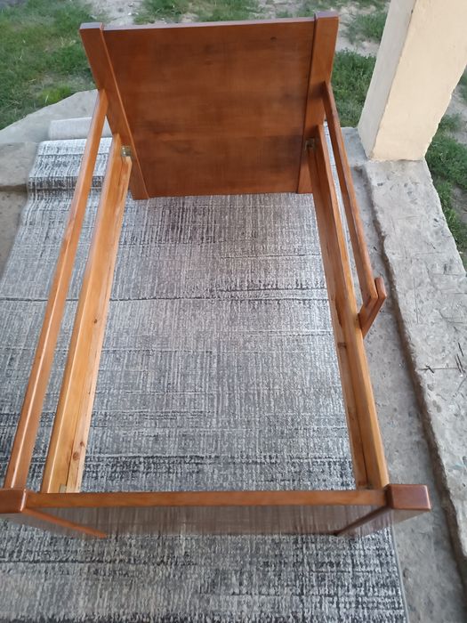Продам дерев'яне ліжко з матрасом.