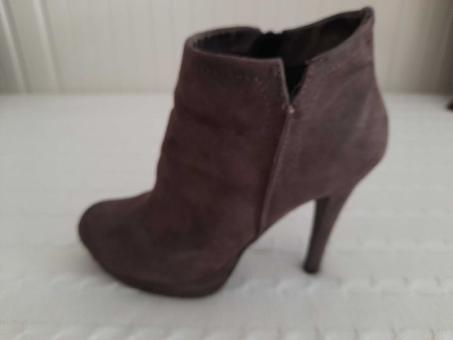 Botas Nº 37, taupe, marca Benetton, como novas