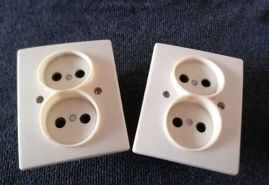 Gniazdko elektryczne podwójne podtynkowe.