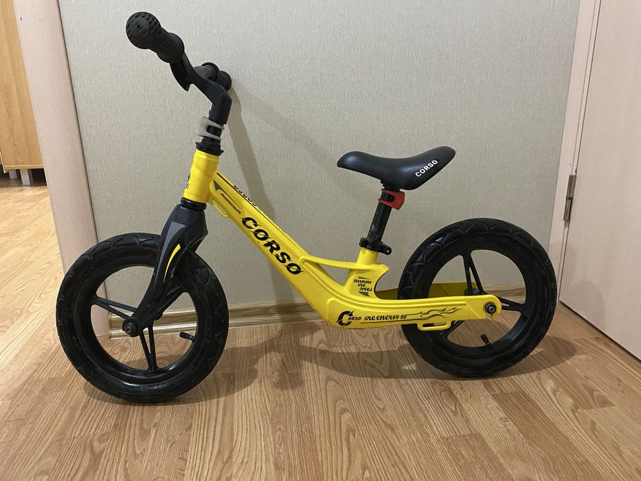 Дитячий велобіг Corso 46563 Жовтий. Магнієва рама, надувні колеса 12"