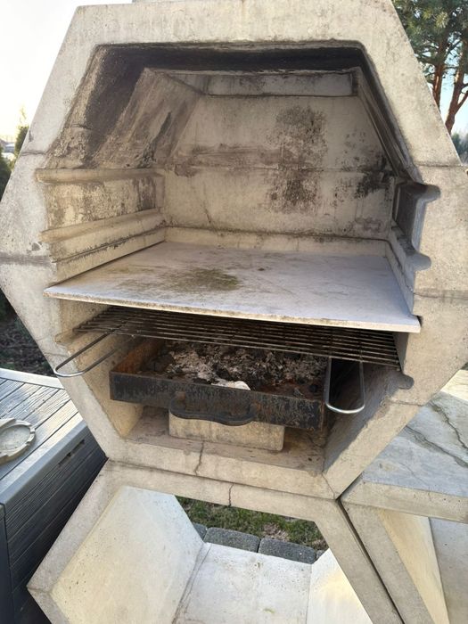 Grill ogrodowy betonowy geometryczny.