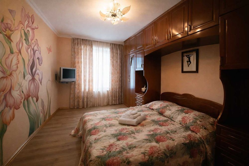 Дом 400 кв., 5  спален, сауна,бассейн,бильярд,генератор.До 30 человек.