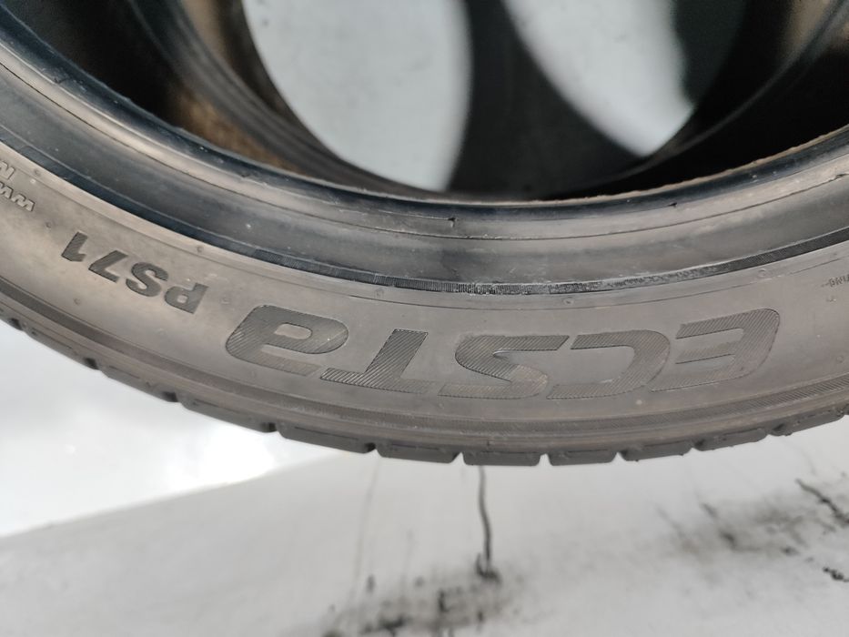 2 pneus semi novos 235-40R19 Bridgestone - Oferta da entrega