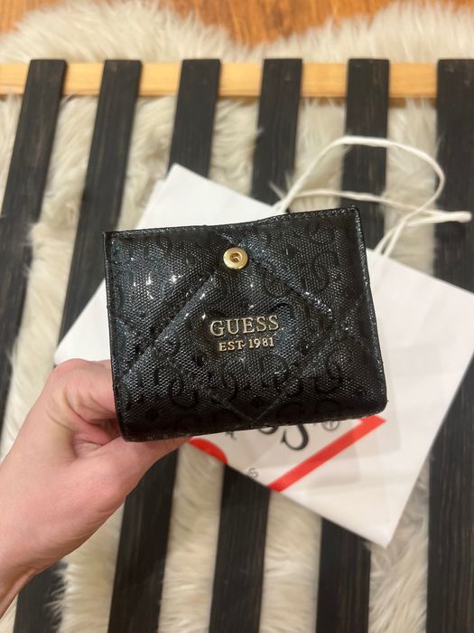 Чорный лаковый маленький кошелек guess