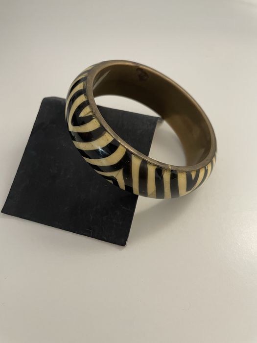 Pulseira padrão zebra.