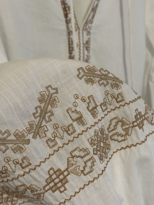 Блуза з вишивкою