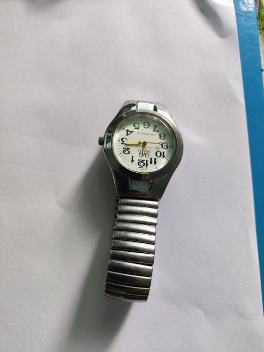 Часы наручные кварцевые женские,договорная.