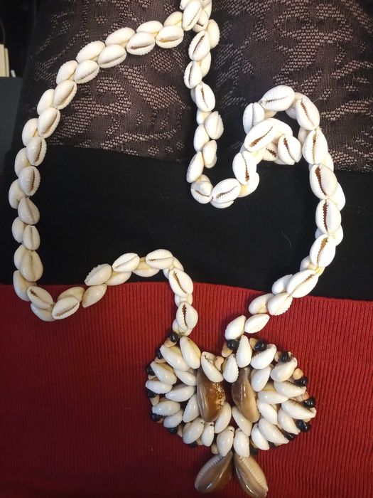 Naszyjnik cały z muszli