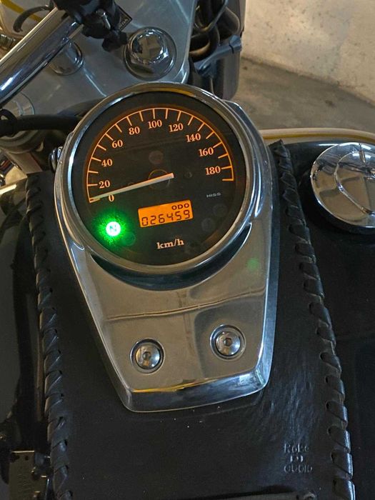 Vender moto Possui três silenciadores, suporte para celular, bancos de couro, 27.500 km, é de 2005, 750cc, Honda Shadow 750