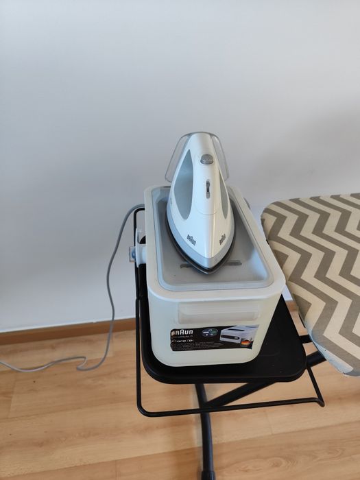 Ferro a vapor com tábua de passar