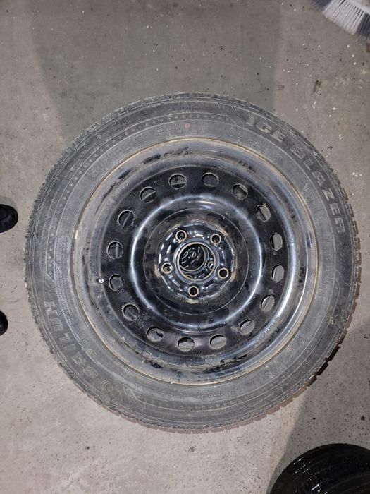Комплект металевих дисків з шинами.