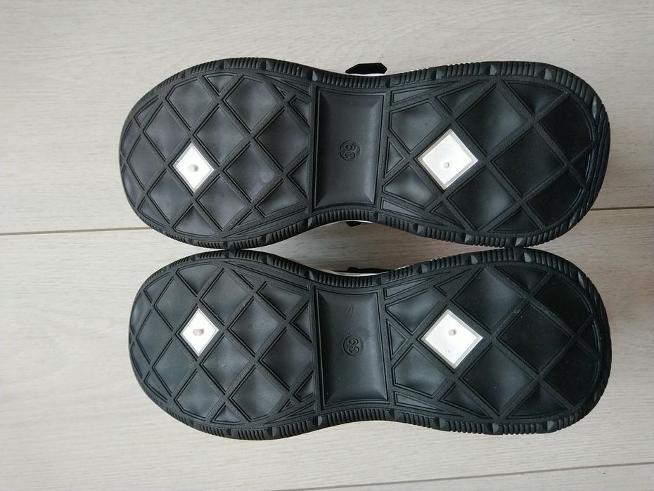 Кросівки нові Loretta 39