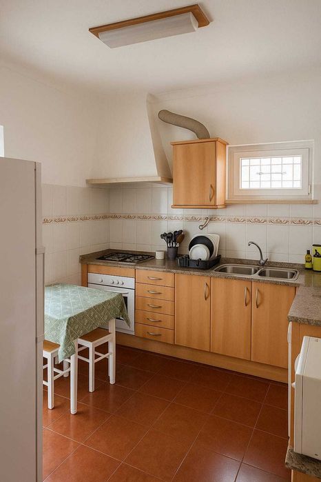 Quarto em Sobreda Margem Sul: Contrato + Água e Wifi Incluídos