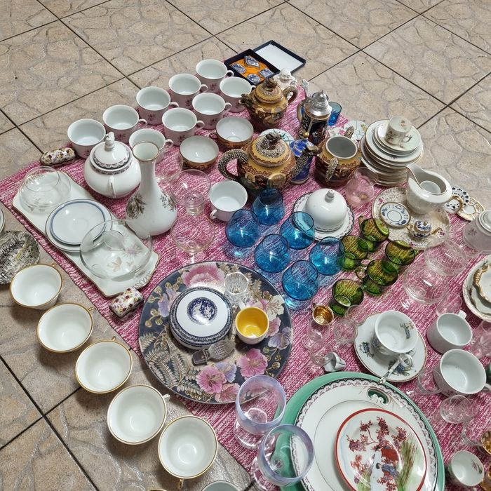 Coleção com cerca de 300 peças de porcelana japonesa, Vista Alegre etc