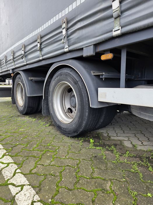 Reboque atrelado para camião