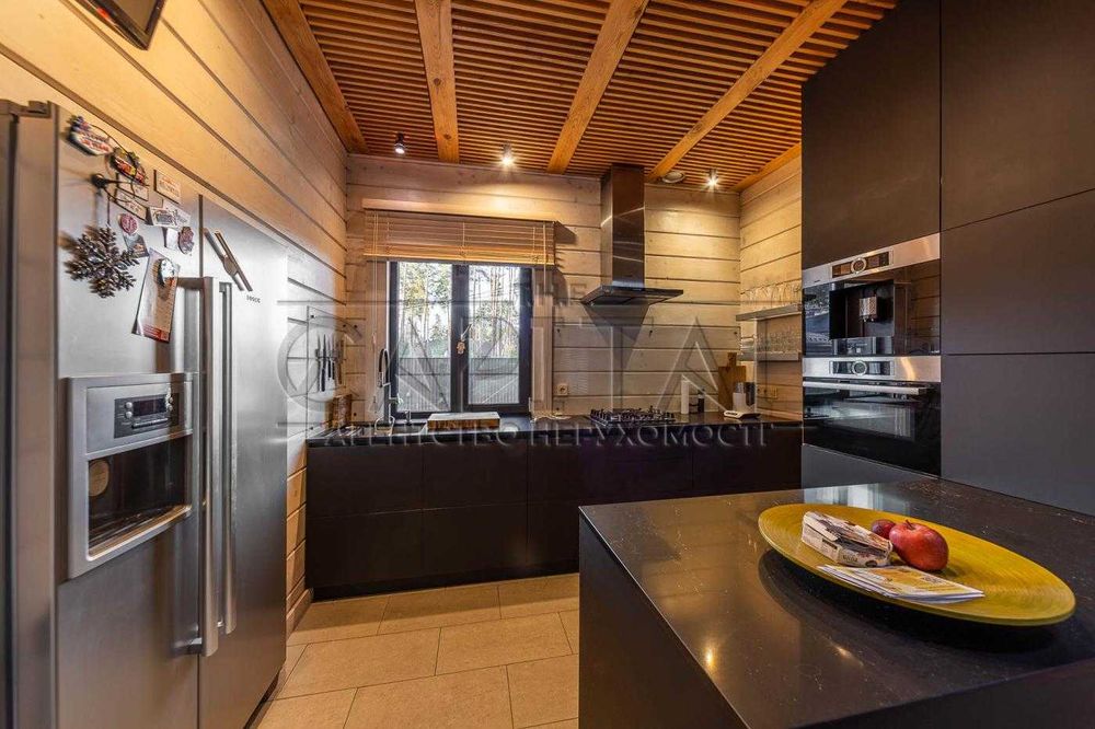 Оренда будинку з генератором, Буча