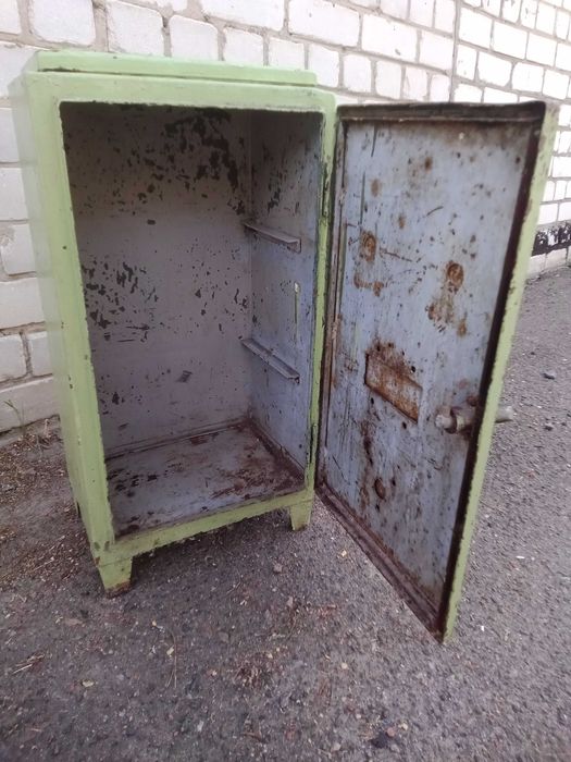 Шкаф металлический с дверцами. Ключик.
Размер: 35см.Х 60см.Х25см.