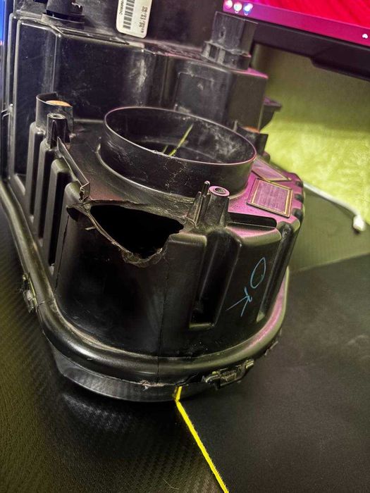 Фара передня права Dodge Challenger 15-23, ДЕФЕКТ