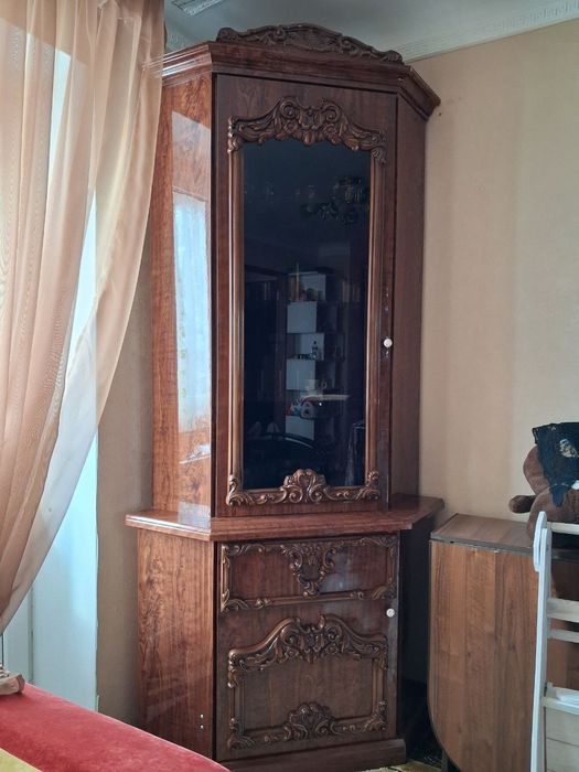 Великий дерев'яний комод