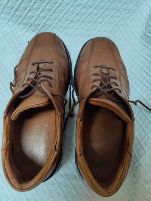 Sapatos em pele genuína de qualidade tam. 43 em muito bom estado