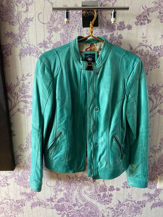 Жіноча шкіряна куртка