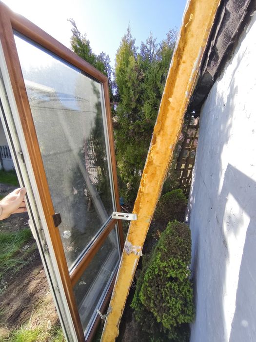 Okno balkonowe z ramą